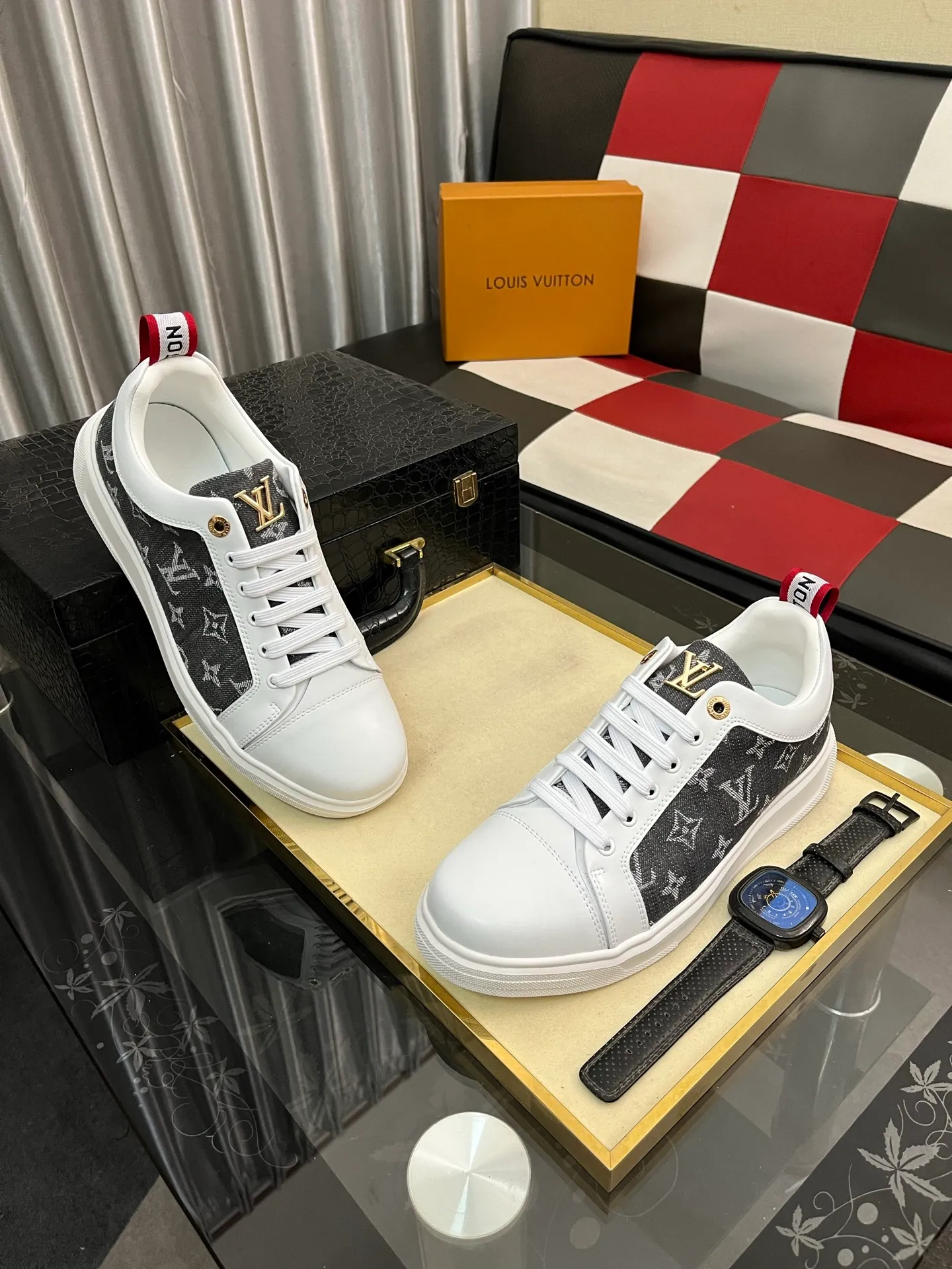 Men's shoes 💰400⌚️⌚️《Louis vuitton/LV Louis Vuitton》original quality.~ Unique modern style sneakers. 🏃A must-have casual shoe for trendy men😍😍 Original brand imported from Italy, imported original leather, cowhide lining (refuses to discolor and grind feet) sole: original sole provided by the original factory, French lazy style design ⚠️Fit to the feet, original quality, super comfortable original sole. Code number: 38-443️⃣Colors available